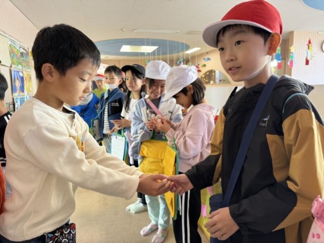 年長組　富士見小学校２年生との交流がありました。