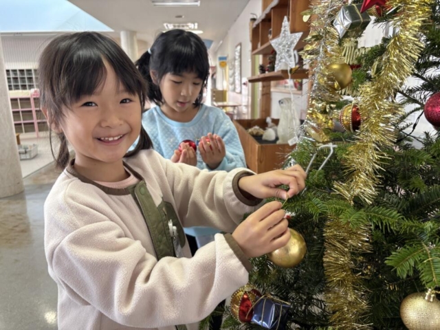 クリスマスツリーを飾りました。（年長組）