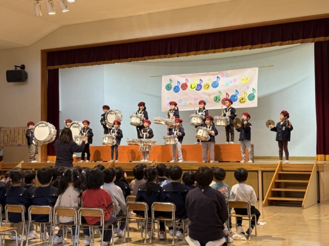 １月の誕生会と鼓隊発表(年長のぞみ組）がありました。