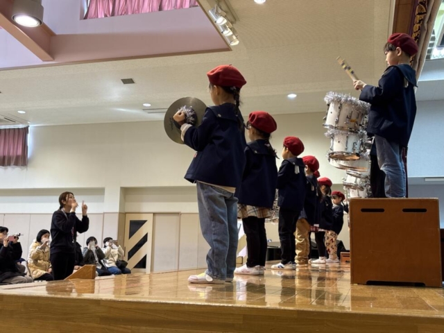 ２月の誕生会と鼓隊発表（年長ひかり組）がありました。